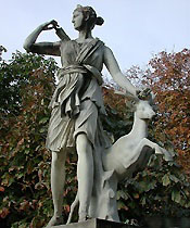 Guillaume Coustou,
Diane  la biche, 1712.
Marbre, H. 215 cm.; L 83 cm.; P. 81 cm.
Jardin des Tuileries, Paris.