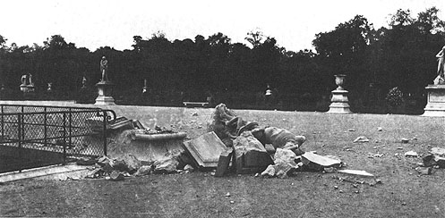 Jean-Baptiste Hugues,
L'homme et sa misre (1907).
Groupe en marbre, H. 2,86 m.
Jardin des Tuileries.
Photo Monuments Historiques.