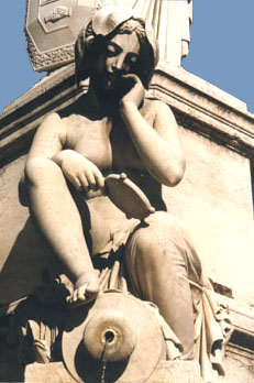 James Pradier
La Fontaine de Nmes (Nemausa)
Marbre de Carrare, H. ca. 260 cm
Fontaine de l'Esplanade, Nmes
Photo  Eric Olbrechts 2003