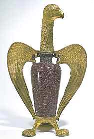 Aigle de Suger.
Vase : Rome, �poque imp�riale.
Monture : Paris avant 1147.
Porphyre, argent niell� et dor�,
H. 43,1 cm., L. 27 cm.
Provenant du tr�sor de l'abbaye de
Saint-Denis.
Mus�e du Louvre, Objets dart.